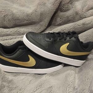 Court Borough Low 2 -size 6w/ 4.5y 
UnisexBlack and Gold Sneakers